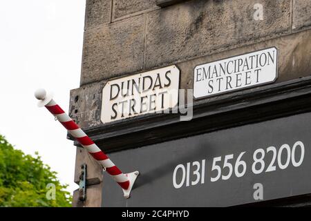 Un gruppo attivista ha attaccato cartelli stradali alternativi sulle strade con legami con il commercio di schiavi ScotlandÕs su Dundas Street , Edimburgo Scozia Foto Stock