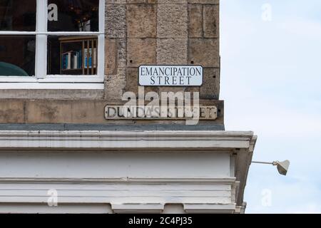 Un gruppo attivista ha attaccato cartelli stradali alternativi sulle strade con legami con il commercio di schiavi ScotlandÕs su Dundas Street , Edimburgo Scozia Foto Stock