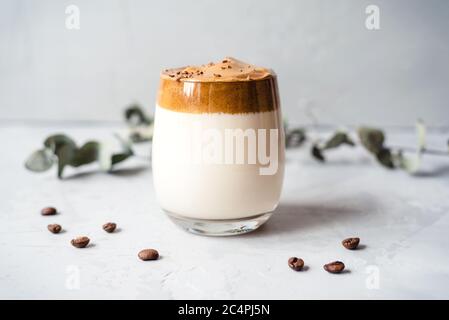 Caffè Dalgona fatto in casa. Un drink alla moda dalla Corea. Foto Stock