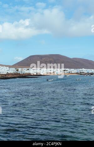 Guardando verso la Graciosa/la principale località dell'isola di Graciosa, Caleta del Sebo, Isole Canarie, Spagna Foto Stock