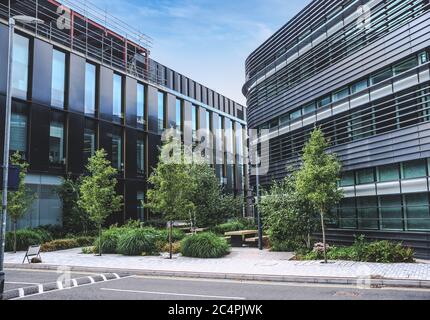 Giardini all'inglese presso il campus della Old Road, Oxford University presso il Churchill Hospital, Oxford, Regno Unito Foto Stock