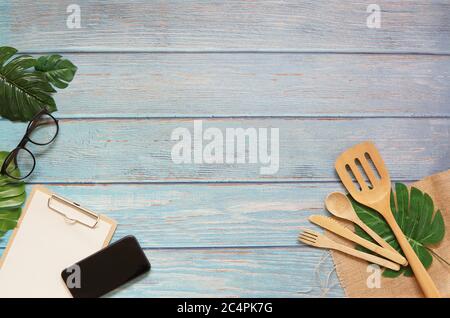 Strumento da cucina in vlog filmmaker legno tavolo vista dall'alto concetto vuoto spazio di lavoro vuoto mockup display, piatto vlog soggiorno e lavoro a casa per il filmato clip Foto Stock