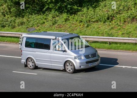 2009 silver VW 2009 VW VOLKSWAGEN CALIFORNIA se 2.5 TDi;; veicoli in movimento per il traffico veicolare, camper e camper, camper, camper, vacanze in famiglia, vacanze in caravanette, vacanze in caravan, conversioni in van, vita su strada, auto che guidano veicoli su strade britanniche, motori, motori, motori sulla rete autostradale M6. Foto Stock