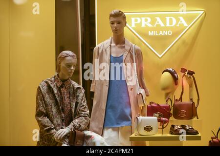 Milano - 13 gennaio 2020: Dettaglio vetrina abbigliamento e accessori Prada Foto Stock