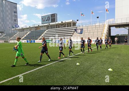 Linkoping, Svezia 20200627 obos Damallsvenskan tra Linköping FC e Växjö DFF all'arena di Linköping ha dovuto giocare stand vuoti a causa del virus corona. L'immagine mostra Linköping sulla strada per il campo di calcio. Foto Gippe Gustafsson Foto Stock