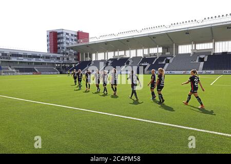 Linkoping, Svezia 20200627 obos Damallsvenskan tra Linköping FC e Växjö DFF all'arena di Linköping ha dovuto giocare stand vuoti a causa del virus corona. L'immagine mostra Linköping sulla strada per il campo di calcio. Foto Gippe Gustafsson Foto Stock