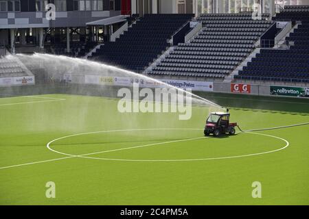 Linkoping, Svezia 20200627 obos Damallsvenskan tra Linköping FC e Växjö DFF all'arena di Linköping ha dovuto giocare stand vuoti a causa del virus corona. L'immagine mostra l'annaffiatura del campo prima che inizi la partita. Foto Gippe Gustafsson Foto Stock