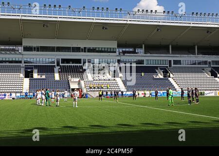 Linkoping, Svezia 20200627 obos Damallsvenskan tra Linköping FC e Växjö DFF all'arena di Linköping ha dovuto giocare stand vuoti a causa del virus corona. L'immagine mostra un minuto di silenzio appena prima dell'inizio della partita. Foto Gippe Gustafsson Foto Stock