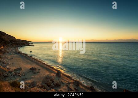 Alba sul mare, le ondate calme in Grecia. Foto Stock