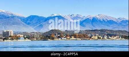 Vista da Sochi dal lato mare, montagna del crinale caucasico sullo sfondo Foto Stock