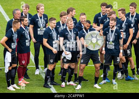 Bielefeld, Germania. 28 giugno 2020. Firo: 28.06.2020, Fuvuball, 3.Bundesliga, 2019/2020 Arminia Bielefeld - FC Heidenheim Cebio Soukou (Arminia Bielefeld) con il trofeo di campionato. | utilizzo in tutto il mondo credito: dpa/Alamy Live News Foto Stock