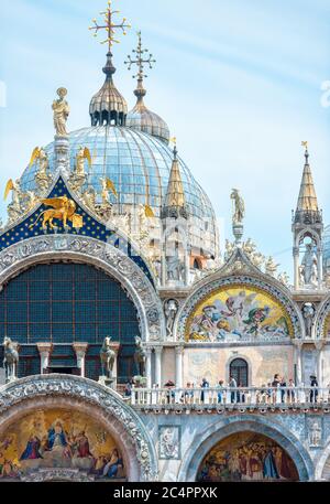 Venezia - 19 maggio 2017: Vista frontale della vecchia Basilica di San Marco. La splendida cattedrale di San Marco è la principale attrazione turistica di Venezia. La gente visita Foto Stock