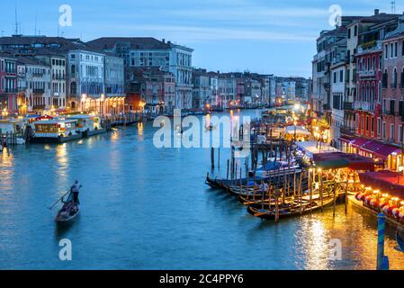 Venezia di notte, Italia. Scenario del Canal Grande in serata. Vita notturna nei lungomare di Venezia in estate. Romantico viaggio in acqua attraverso la città di Venezia a. Foto Stock