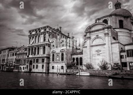 Venezia al tramonto in bianco e nero, Italia. Panorama del famoso Canal Grande, strada principale di Venezia. Paesaggio urbano di Venezia con vecchie case in serata. B Foto Stock