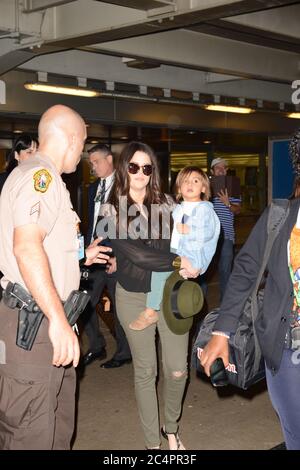 MIAMI BEACH, FL - SETTEMBRE 09: Kim Kardashian, Kourtney Kardashian, Mason Dash Disick, Penelope Disick e Khlo Kardashian-Odom arrivano all'Aeroporto Internazionale di Miami per filmare il loro nuovo spettacolo 'Kim e Kourtney Take Miami'. Il 9 settembre 2012 a Miami Beach, Florida. Persone: Khloe Kardashian, Mason Disick Credit: Storms Media Group/Alamy Live News Foto Stock