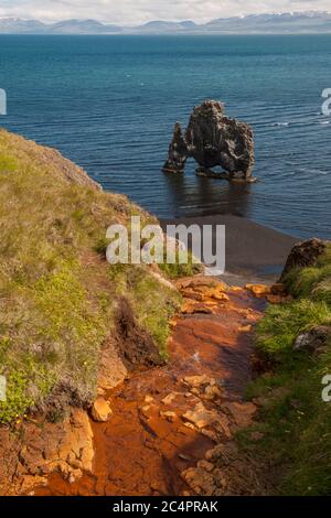 La maestosa catena di mare HvÃ­tserkur nel nord dell'Islanda Foto Stock