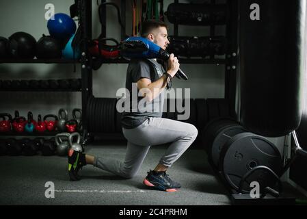 Attraente giovane atleta che fa l'allenamento indoor. Foto Stock