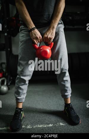 Attraente giovane atleta che fa l'allenamento con kettlebell Foto Stock