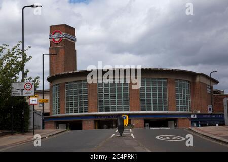 La stazione della metropolitana di Chiswick Park, progettata da Charles Holden in stile europeo moderno, Chiswick, Londra Ovest Regno Unito Foto Stock