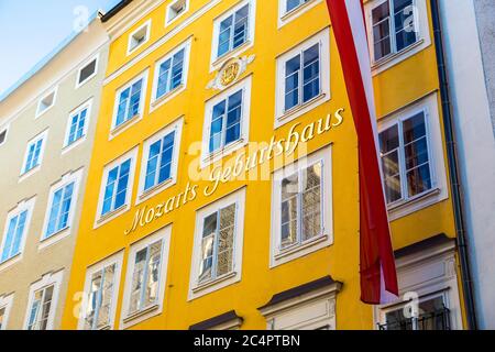 SALISBURGO, AUSTRIA - 25 LUGLIO 2017: Il luogo di nascita di Wolfgang Amadeus Mozart a Salisburgo in una splendida giornata estiva, in Austria Foto Stock