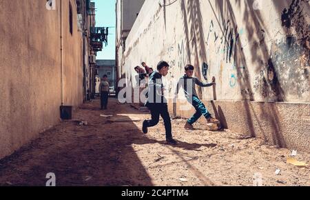 Le strade della capitale libica, Tripoli, dove la povertà ha raggiunto il più alto tasso dalla rivoluzione del 2011 Foto Stock