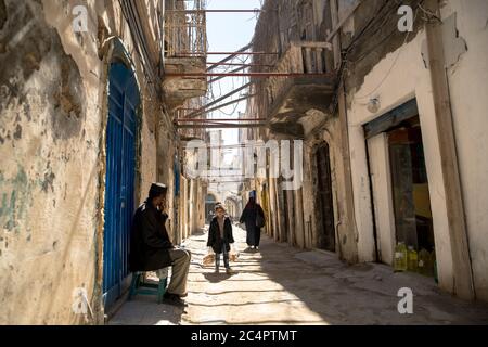 Le strade della capitale libica, Tripoli, dove la povertà ha raggiunto il più alto tasso dalla rivoluzione del 2011 Foto Stock