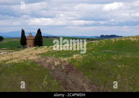 Cappella della Madonna di Vitaleta, o Cappella della Madonna di Vitaleta, una piccola cappella nella Val DÕOrcia, Toscana, Italia Foto Stock