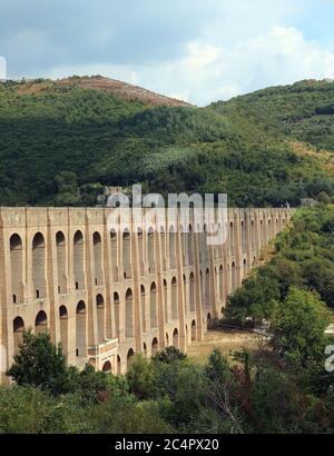 Imponente struttura dell'acquedotto chiamato acquedotto carolino nei pressi della Reggia di Caserta, nell'Italia meridionale, per portare l'acqua alla residenza reale Foto Stock