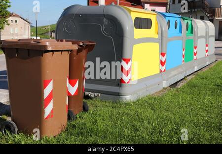 molti bidoni per la raccolta differenziata dei rifiuti riciclabili nella strada cittadina Foto Stock