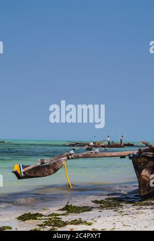 Un dhow di legno attraccato sulla spiaggia di Jambiani, Zanzibar in Tanzania Foto Stock