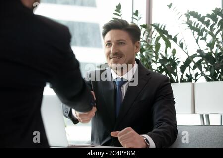 Due uomini d'affari saluto con stretta di mano. Incontro d'affari, intervista, concetto di accordo Foto Stock