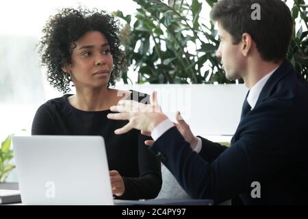 Uomini e donne d'affari diversi che lavorano e discutono insieme il progetto Foto Stock