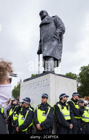 Polizia che protegge la statua di Churchill a una protesta Black Lives Matter a Londra Foto Stock