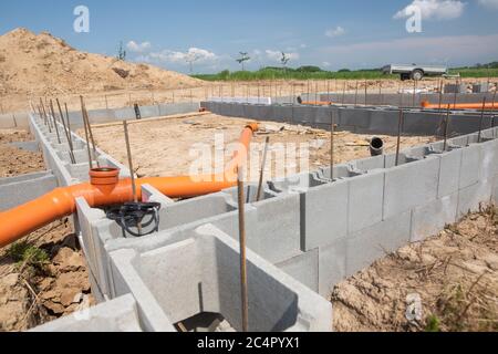 Fondamenti della casa, bungalow incompiuto, costruzione ruvida, costruzione di concetto Foto Stock