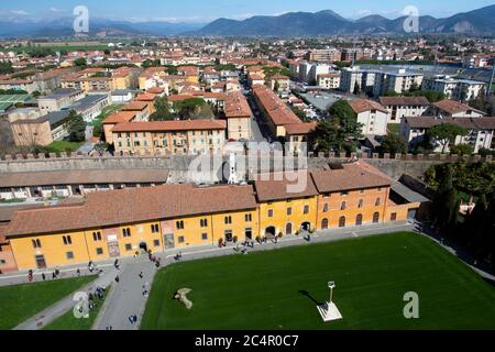 Vista dall'alto del Palazzo dell'Opera e del Monumento del Lupo Capitolino dalla Torre Pendente di Pisa, patrimonio dell'umanità dell'UNESCO, Pisa, Toscana, Italia Foto Stock