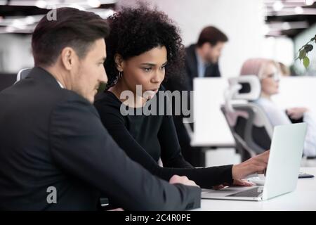 Diverse persone aziendali che lavorano insieme al computer portatile Foto Stock