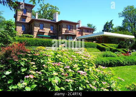 PRINCETON, NJ -14 GIU 2020- Vista della Casa del potenziale e dei giardini nel campus della Princeton University, un'università privata della Ivy League a Princeton Foto Stock