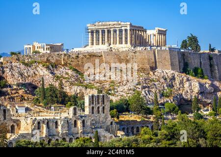 Collina dell'Acropoli con tempio del Partenone, Atene, Grecia. La famosa antica Acropoli è un punto di riferimento di Atene. Vista panoramica delle rovine greche antiche nella Foto Stock