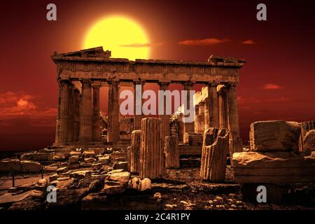 Partenone sull'Acropoli di Atene, Grecia. E' un punto di riferimento di Atene. Vista panoramica del famoso tempio al tramonto. Scenario soleggiato di antiche rovine greche Foto Stock