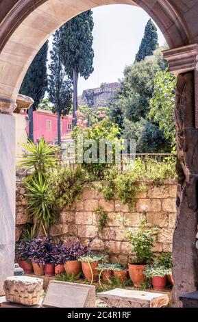 Bellissimo cortile presso la Stoa di Attalos nell'antica Agora, Atene, Grecia. Questo posto è uno dei principali punti di riferimento di Atene. Decorazione scenografica con flusso Foto Stock