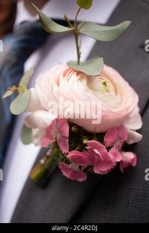 Bloutonniere matrimonio rosa fiore uomo giacca lotto adesivo Foto Stock