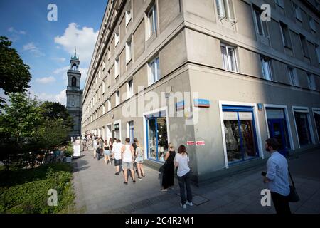 Varsavia, Polonia. 28 Giugno 2020. Si vede la gente in attesa di voto il 28 giugno 2020 a Varsavia, Polonia. Nonostante l'epidemia di COVID-19 in Polonia non si sono stabilizzate le elezioni presidenziali sono state organizzate per domenica. Se non si raggiunge la maggioranza da un candidato, il 12 luglio si svolgerà un secondo turno. (Foto di Jaap Arriens/Sipa USA) Credit: Sipa USA/Alamy Live News Foto Stock