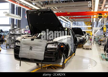 Fabbrica di automobili Rolls-Royce a Goodwood, vicino a Chichester, Inghilterra, Regno Unito Foto Stock