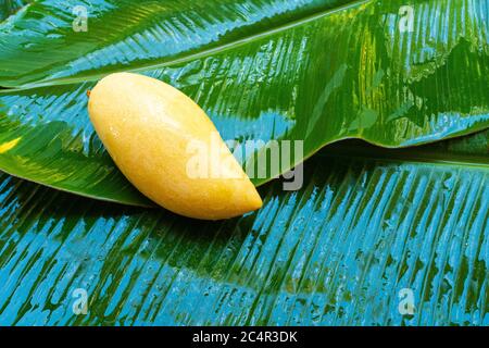 Frutta di mango gialla matura su una foglia di banana bagnata. Cibo naturale. Foto Stock