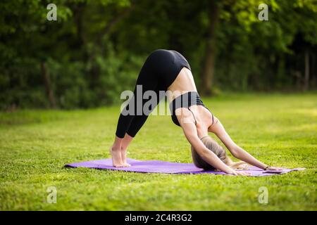Bella donna che pratica lo Yoga. Balasana o posizione del bambino Foto Stock