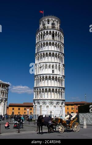 La Torre Pendente di Pisa, il campanile o il campanile della cattedrale di Pisa e sito patrimonio dell'umanità dell'UNESCO, Pisa, Toscana, Italia Foto Stock