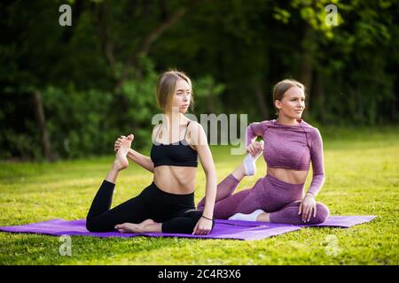 due belle donne adulte in estate sport in un parco Foto Stock