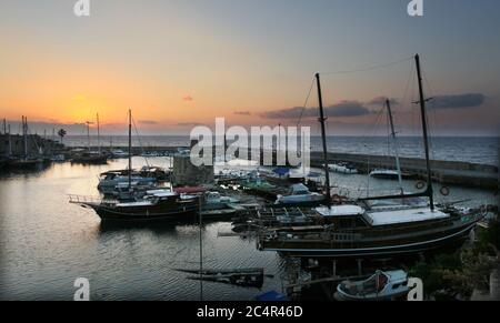 Porto al tramonto a Kyrenia (Girne), Cipro del Nord. Foto Stock