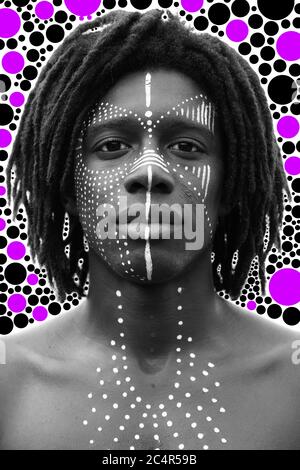 Ritratto di giovane africano con dreadlock e tradizionale pittura viso guardando direttamente nella fotocamera Foto Stock