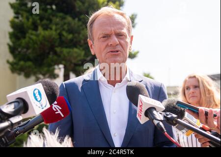 L'ex presidente del Consiglio europeo, Donald Tusk, che ha parlato ai media durante le elezioni presidenziali. Inizialmente previsto il 10 maggio, ma a causa della pandemia del coronavirus, le elezioni presidenziali in Polonia sono state rinviate. Foto Stock